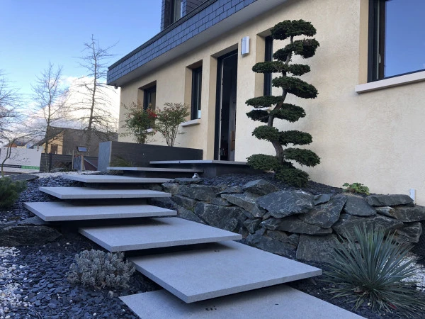 Escalier paysager en dalles grises à Orgères par Créat'In