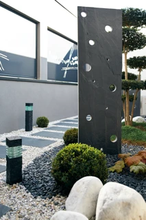 Décoration de jardin avec monolithe à Orgères par Créat'In