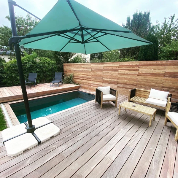 Piscine avec terrasse bois et clôture à Orgères par Créat'In