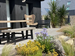 Aménagement terrasse bois et végétaux à Orgères par Créat'In